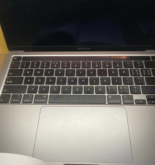 如何关闭Macbook的键盘背光灯（简单操作让你节省电池寿命）