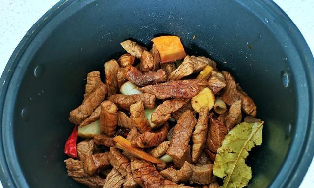 制作正宗牛肉干的秘诀（学会如何制作美味咸甜可口的牛肉干）