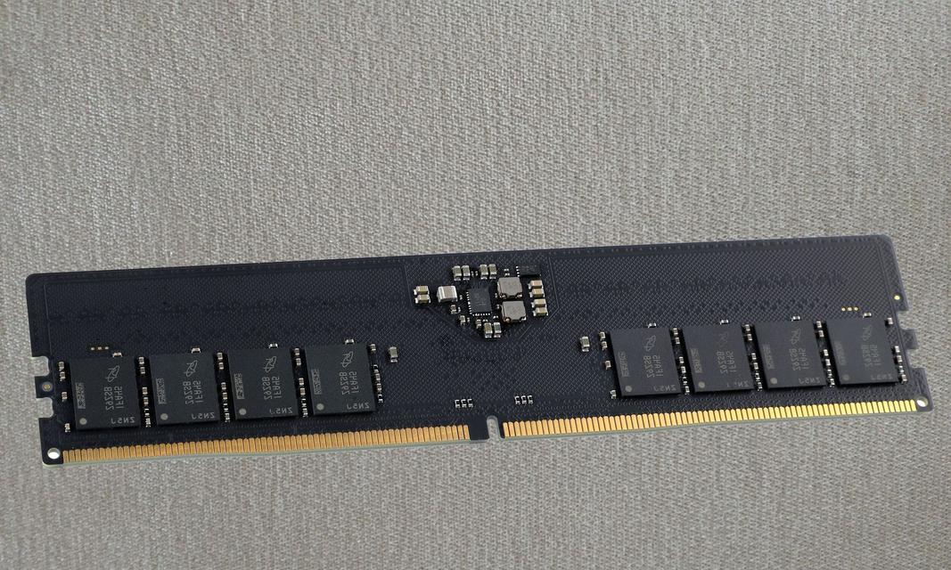 DDR5与DDR4内存性能对比如何？选购时应考虑哪些因素？